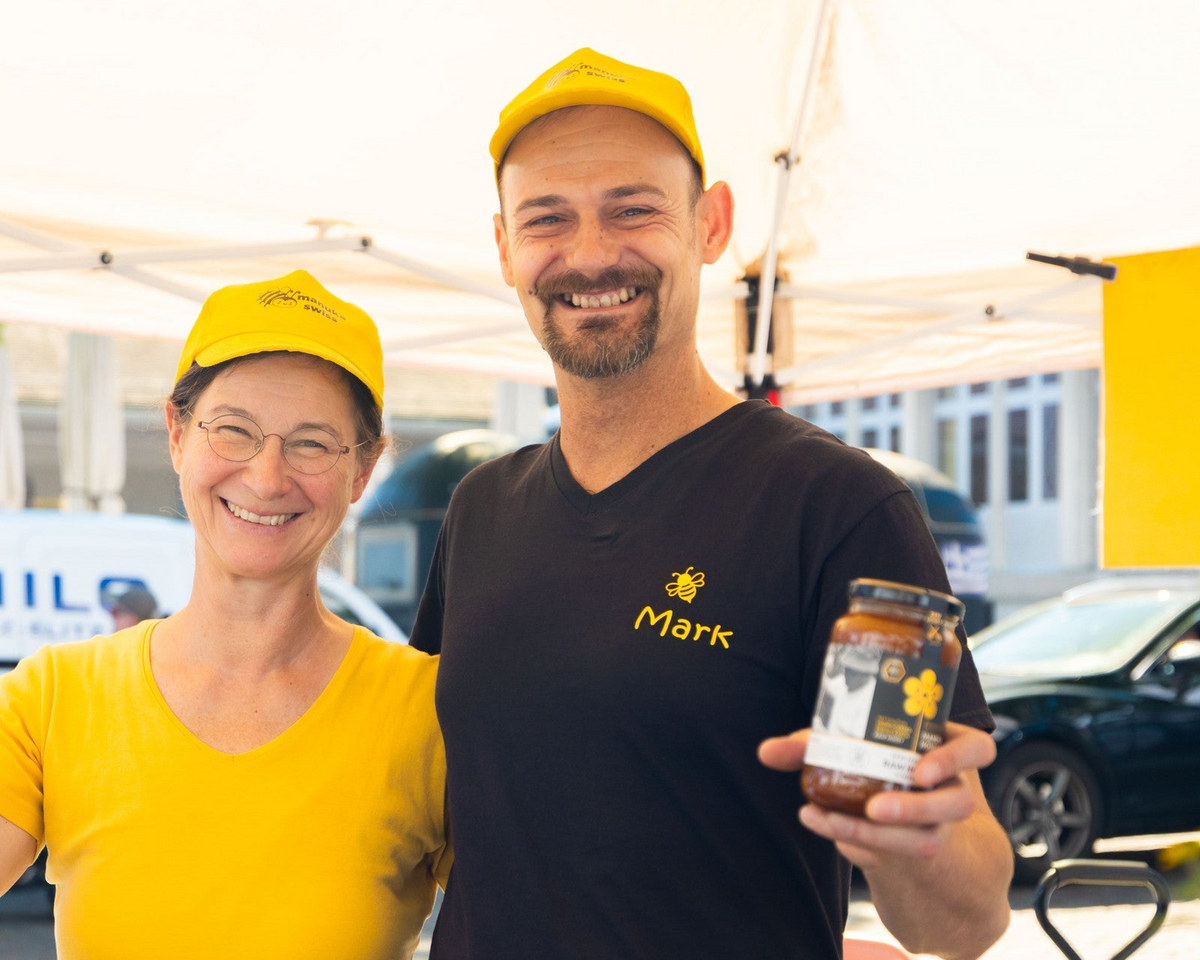 Adele und Mark von Manuka Swiss am Marktstand