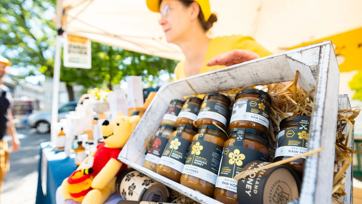 Beratung und Manuka-Produkte am Marktstand