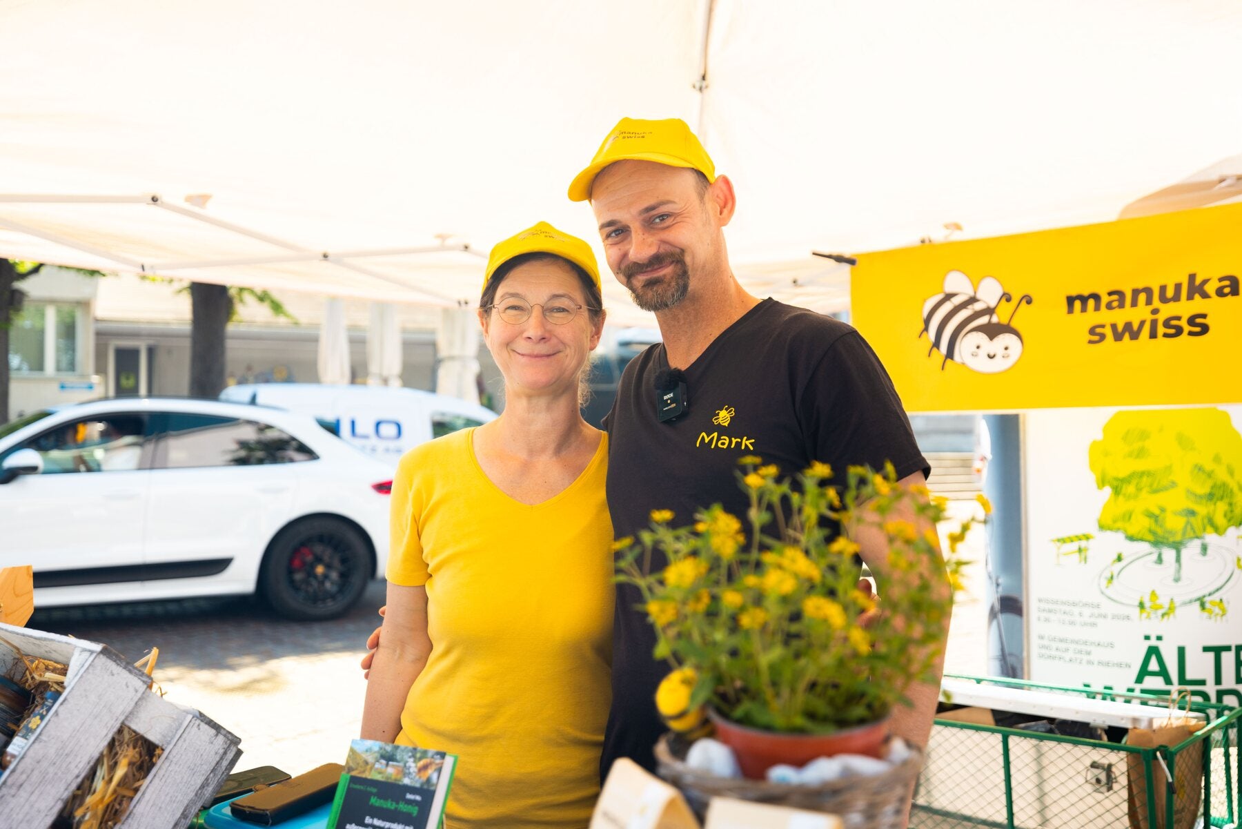 Adele und Mark von Manuka Swiss an ihrem Marktstand